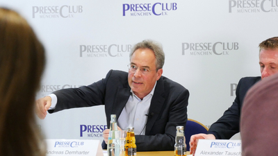 Hauptgeschäftsführer Andreas Demharter nimmt auf der Pressekonferenz Stellung zur Lage des Bayerischen Baugewerbes Hauptgeschäftsführer Andreas Demharter auf der Pressekonferenz