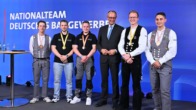 Bundeskanzler Friedrich Merz mit dem Nationalteam Baugewerbe