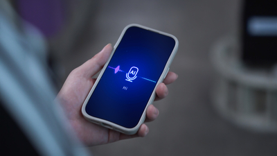 Person using personal AI agent assistant in the city, voice recognition artificial intelligence chat app dialogue screen, smartphone text to speech chatbot, smart customer service support technology Foto: AdobeStock