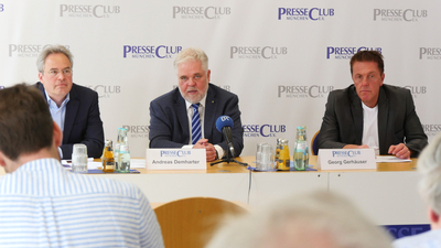 Hauptgeschäftsführer Andreas Demharter, Verbandspräsident Georg Gerhäuser und Moderator Alexander Tauscher Hauptgeschäftsführer Andreas Demharter, Verbandspräsident Georg Gerhäuser und Moderator Alexander Tauscher