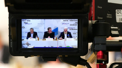 Das Fernsehen berichtet von der Pressekonferenz Das Fernsehen berichtet von der Pressekonferenz
